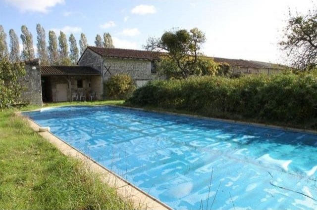 4 bedroom House For Sale: 86420 ENTRE.. - 2