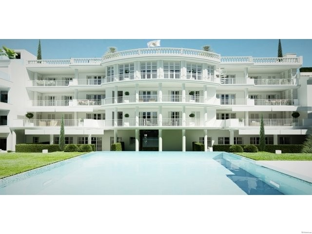 Ground floor with 3 bedrooms and garden..