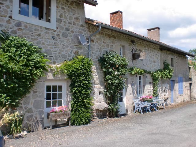5-Bedroomed Detached Stone House In..