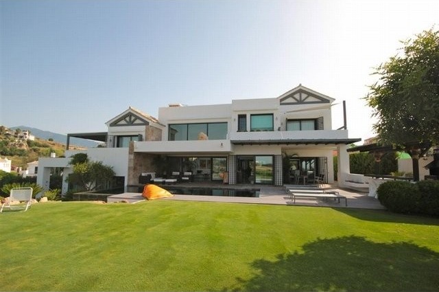 5 Bedrooms - Villa - Malaga - For Sale