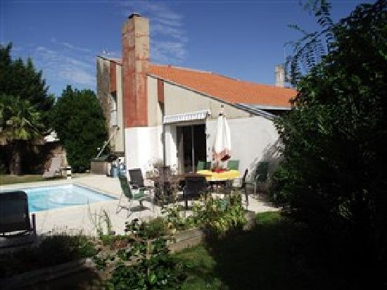 House with Amazing Swimming Pool - 2