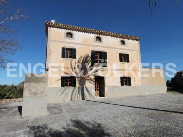 An authentic estate with sea views