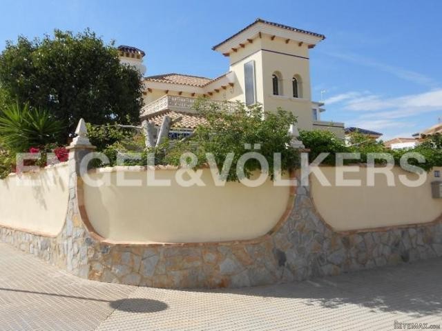 Spacious villa with high-tech quality