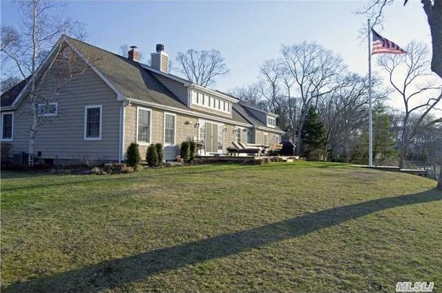 1325 Luptons Point Rd Mattituck, NY.. - 2
