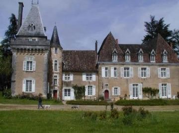 Chateau and its various outbuildings.. - 2