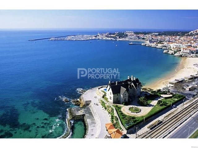 Beautiful private condominium in Cascais