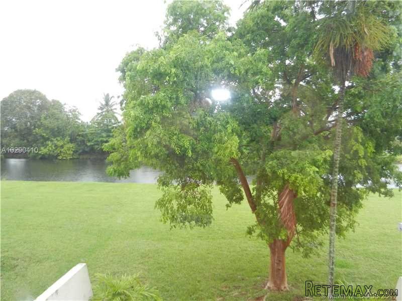 3 bedroom Town House For Sale: 7657 SW..