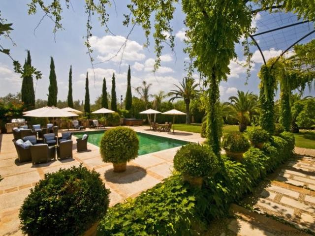 Luxury country estate with complete..