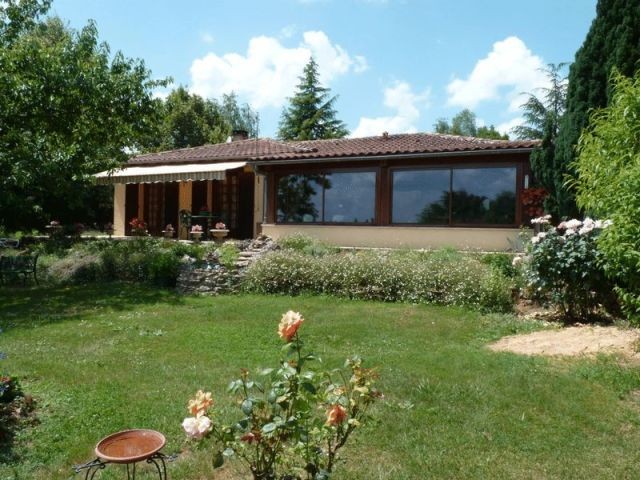 3 Bedroomed Bungalow On A Large Garden..