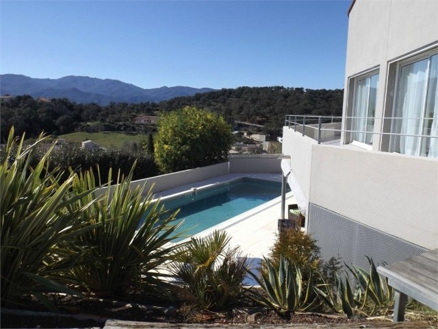 Stunning Luxury Villa With Lots Of Land..