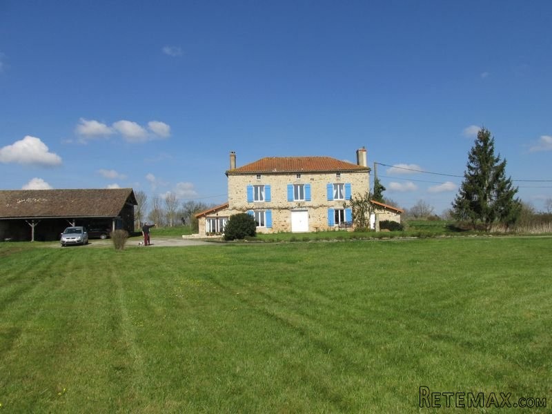 Detached Stone Property In 3.7ha