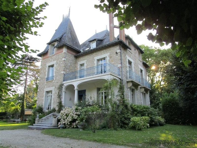 Imposing Family Home With Park In..