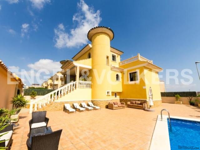 Beautiful villa very well located - 2