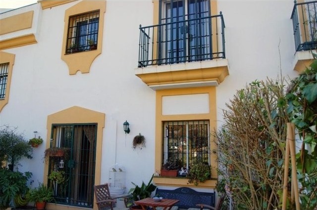 Town House - Modern 3 bedroom, 3..