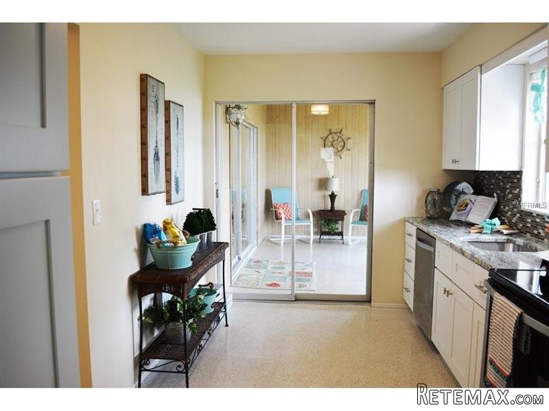 2 bedroom House For Sale: 4093 Pelican.. - 2