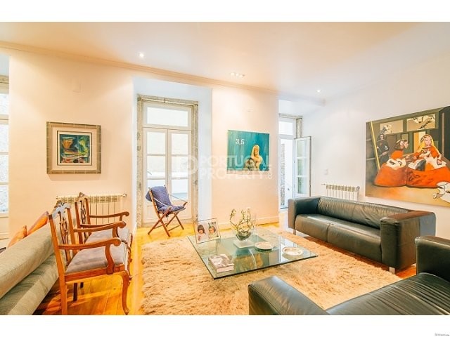 Lovely 4 + 2 Bedroom House in Lisbon