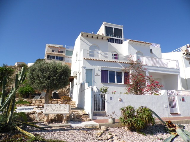3 Bed 2 Bath corner house with stunning..
