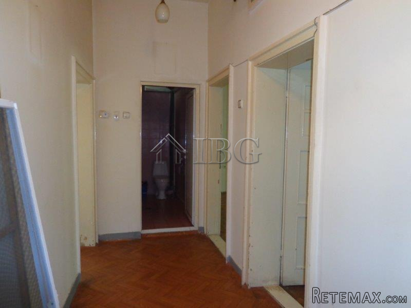 Two-bedroom apartment in the top center.. - 2