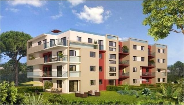 RESIDENCE OF STANDING A ROQUEBRUNE CAP..