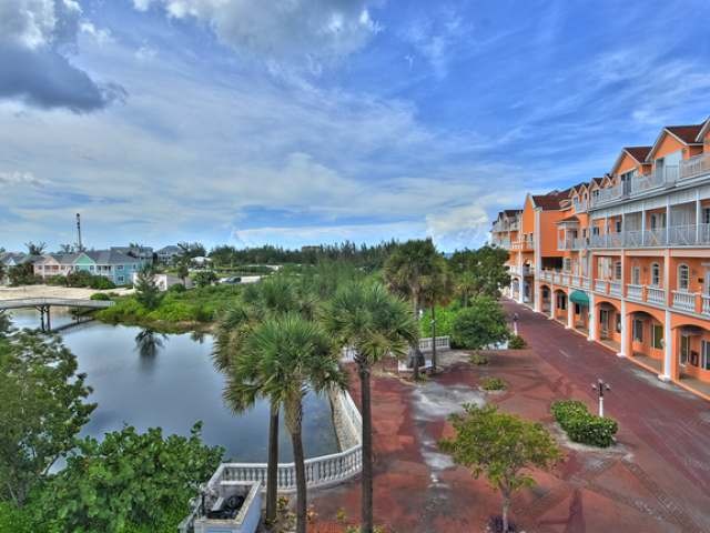 Apartment/townhouse - This unfurnished..