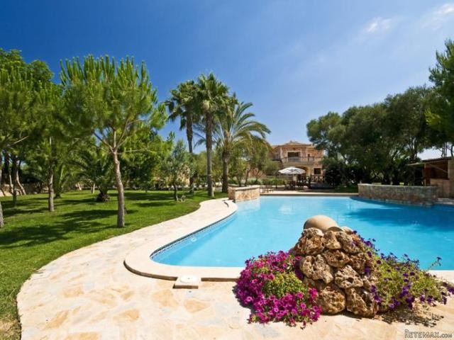 Lovely stone country house with guest..