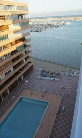 * SPACIOUS APARTMENT FIRST LINE TO THE..