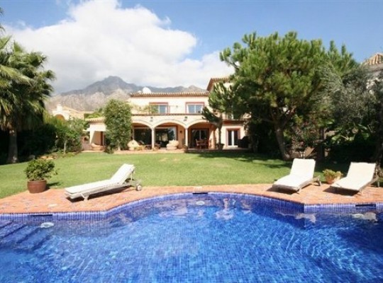 Villa for sale in Sierra Blanca..