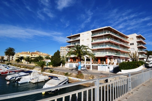 Top floor apartment with stunning sea..