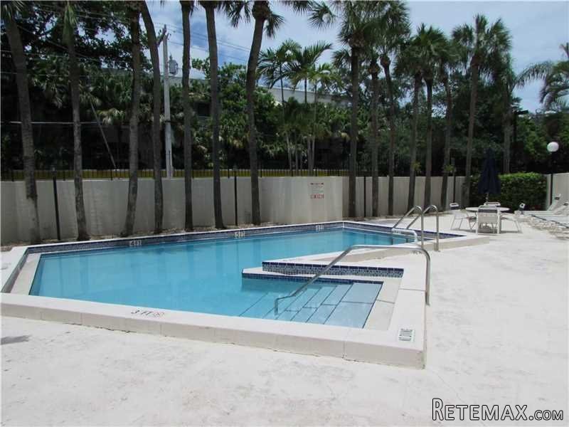 2 bedroom Flat For Sale: 2715 Tigertail.. - 2