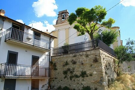 Habitable property with land and a ruin..