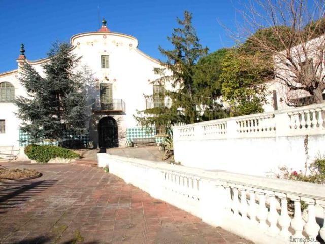 Modernist house in the center, Coast..