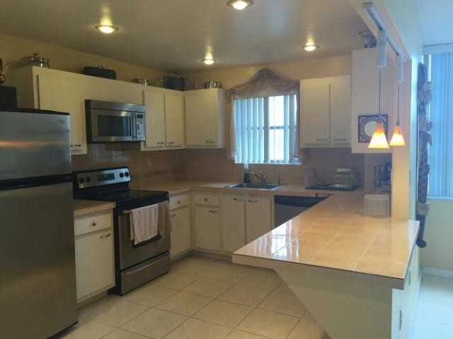 2 bedroom Flat For Sale: 2750 NE 183 ST..