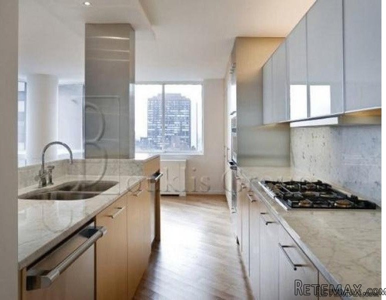 Corner Home==split 3 Beds==lux..