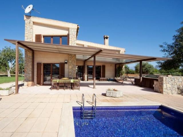 Well designed country home in quiet..