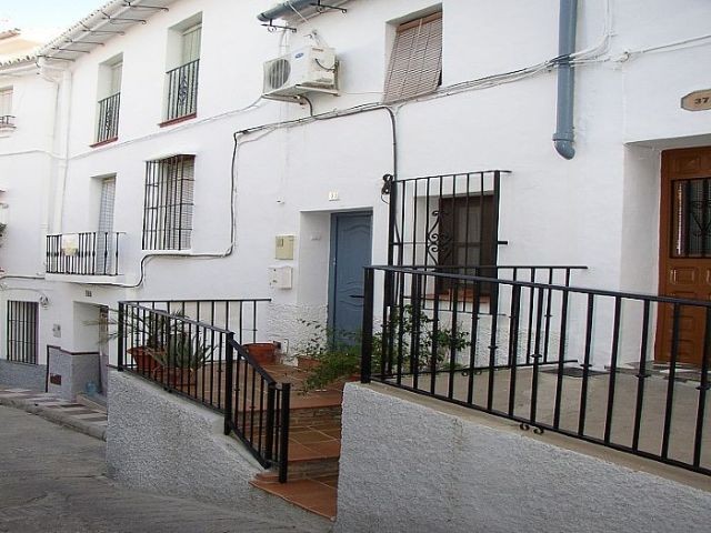 Town House - Charming townhouse located..