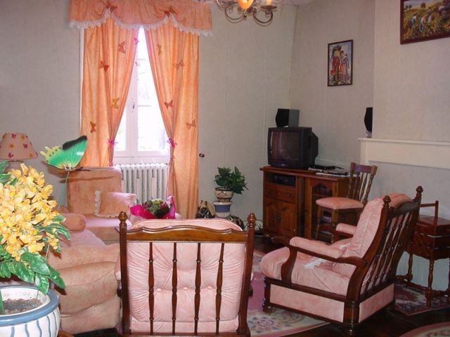 MAISON DE VILLE AVEC COUR INTERIEURE ET..
