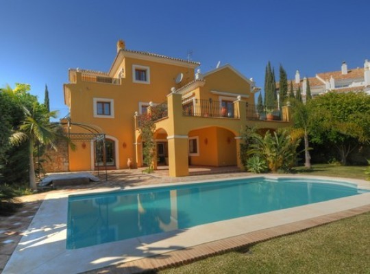 Villa for sale in El Paraiso Alto..