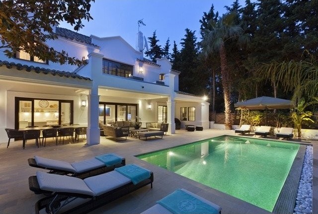 Villa - This luxury villa is located in..