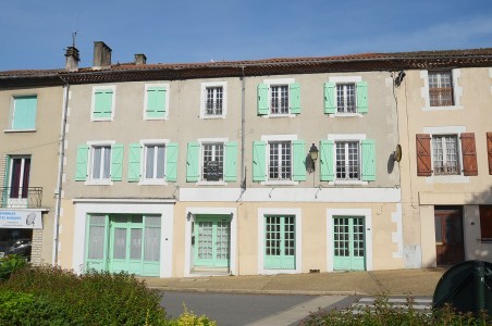 Large building in thriving Limousin..