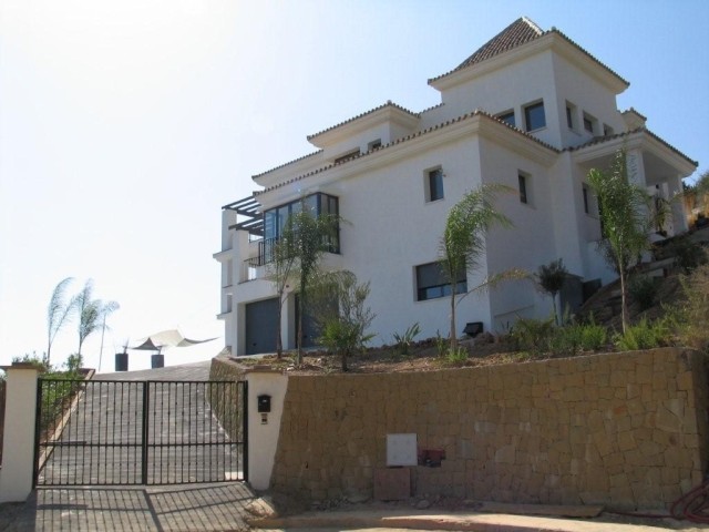 VILLA FOR SALE IN LOS MONTEROS