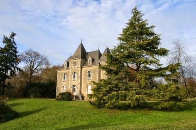 10 bedroom Castle For Sale: 85150 LA.. - 2