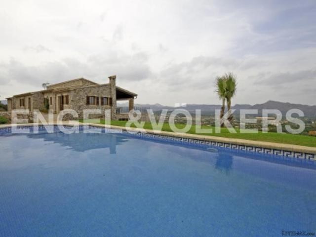 Newly built estate with 180° panoramic..