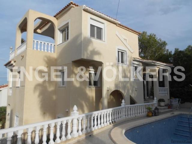 Sunny villa with views to the lagoon