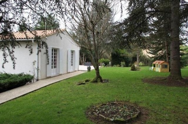 4 bedroom House For Sale: 86190 ENTRE.. - 2