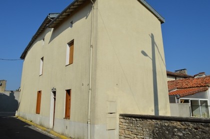 Large Ruffec townhouse with courtyard -..