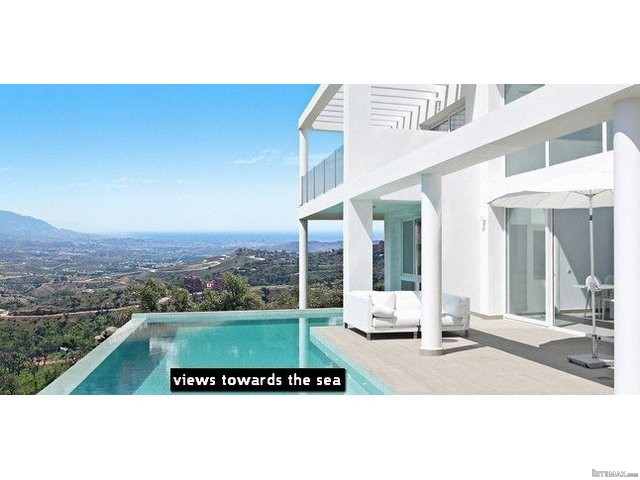 Villa for sale in Elviria Alta..
