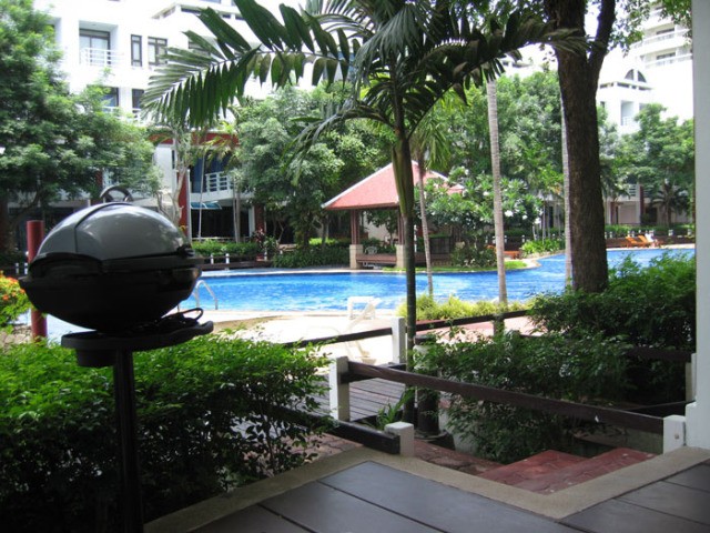 Cosy, modern 1-bedroom low-rise condo..