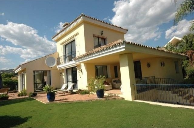 VILLA FOR SALE NUEVA ANDALUCIA