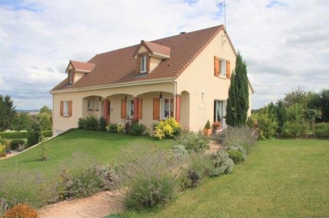 4 bedroom Villa For Sale: 03000 ALLIER