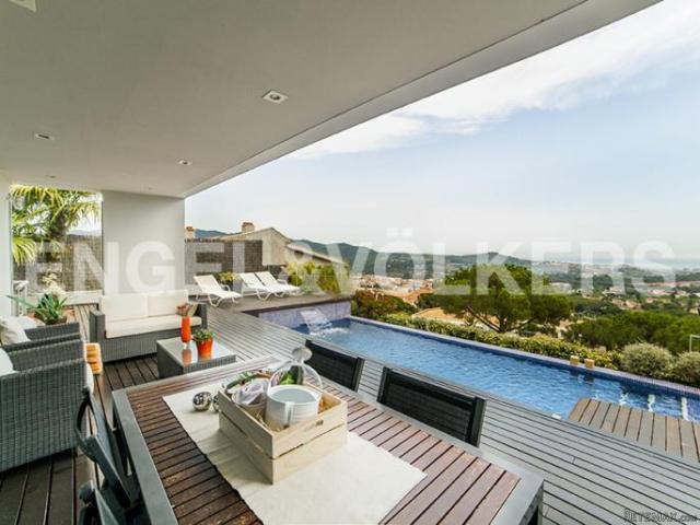 Design and spectacular views in Costa..